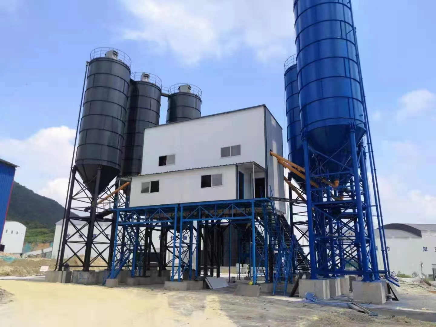 Anshun Machinery in Tongren, Guizhou HZS120 concrete mixing plant site